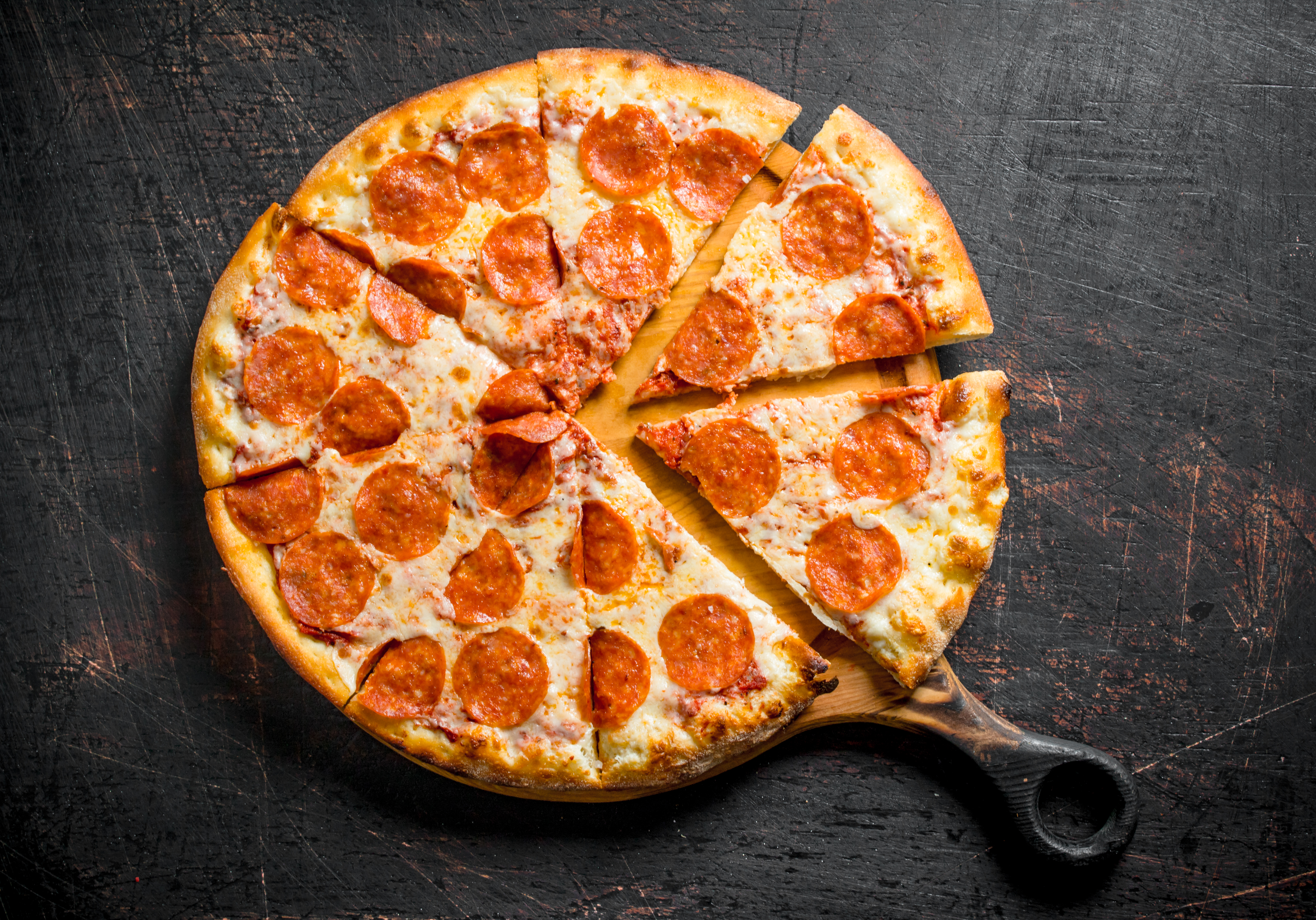 How Many Calories in a Slice of Pepperoni Pizza? | livestrong