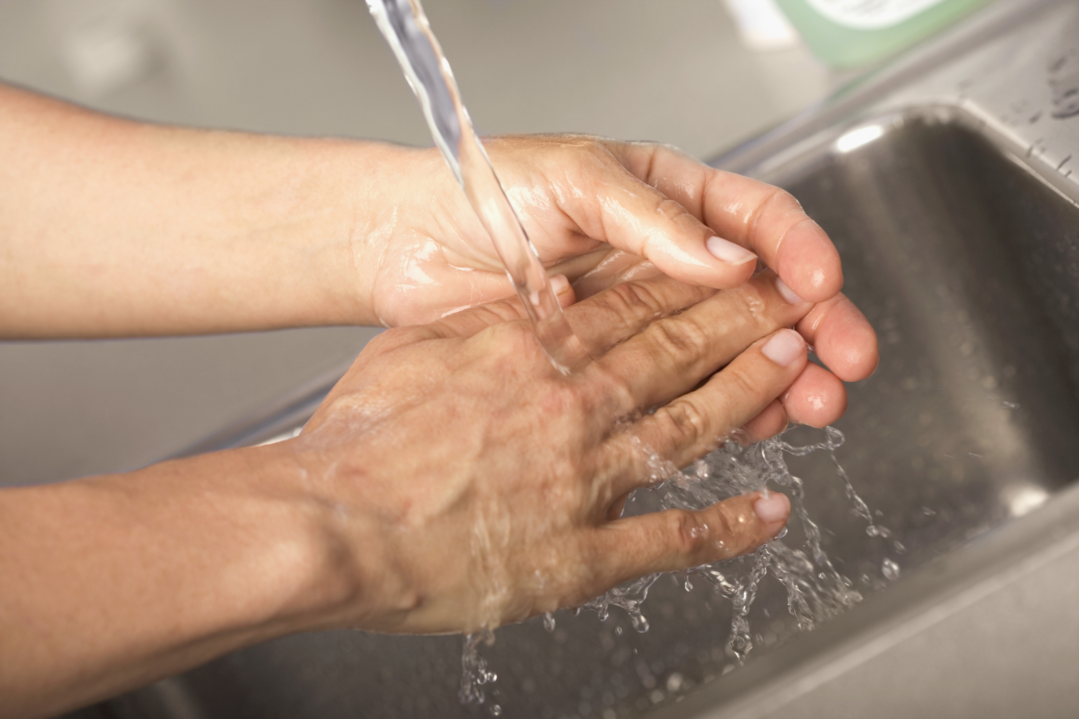 Ожог горячей водой в домашних условиях. Ожоги под проточной водой. Вода в руках. Мытье рук под водой.