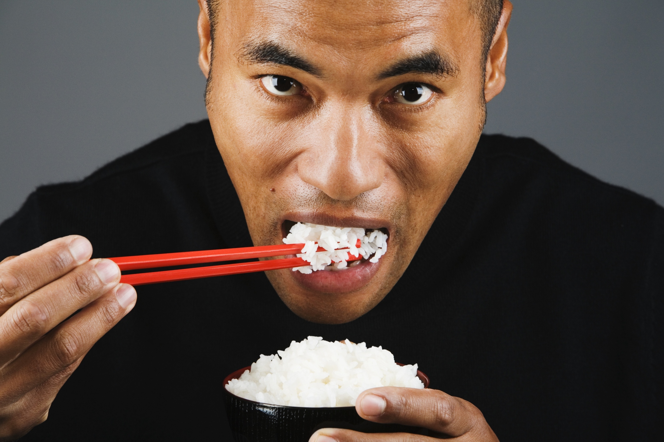 Японцы едят рис палочками. Китаец ест рис. Китайцы едят палочками. Китайцы едят рис палочками.