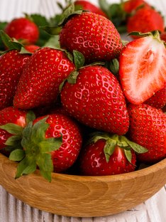 A bowl of freshly cleaned strawberries