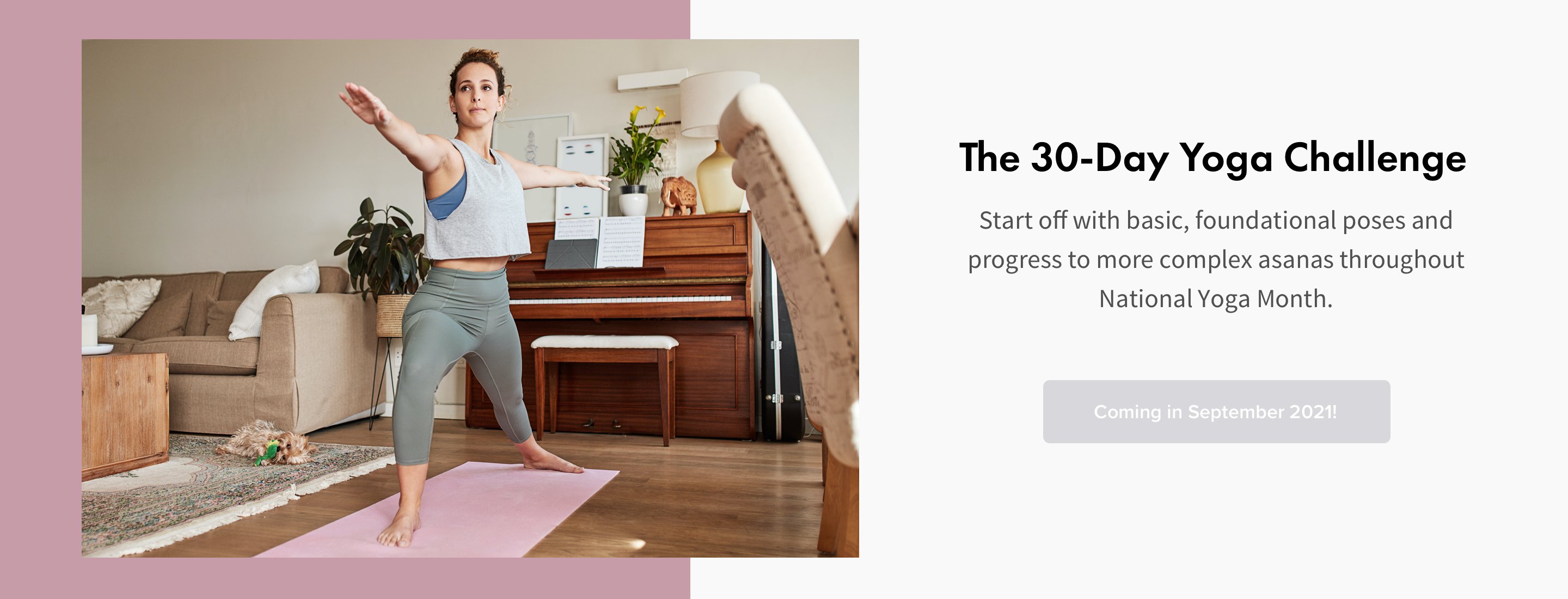 女人在客厅的木地板上做瑜伽，铺着粉红色的瑜伽垫