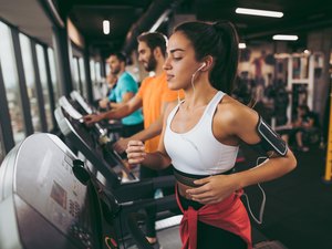 年轻女子在跑步机上锻炼