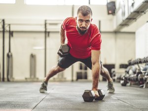 男人正在进行穿着男士锻炼短裤的交叉训练运动