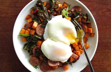 苹果醋食谱甘薯，甜菜和火鸡香肠哈希与鸡蛋