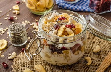 5-Ingredient Recipes Plant-Based Breakfast Vegan Banana-Berry Granola Parfait in a Jar