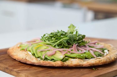 avocado pizza recipe with red onion and arugula