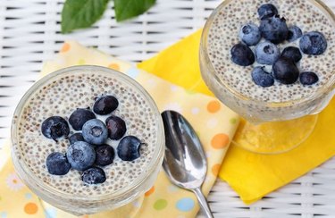 healthy snacks for low blood sugar Easy Vanilla Chia Seed Pudding with Blueberries
