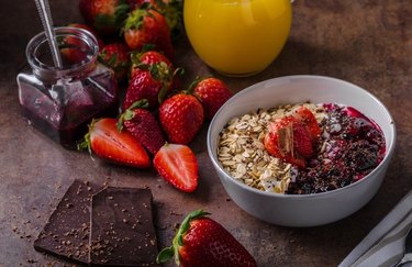 Dark-Chocolate-Covered Strawberry Oatmeal