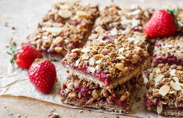 Healthy Strawberry Oat Bars strawberry breakfast recipes