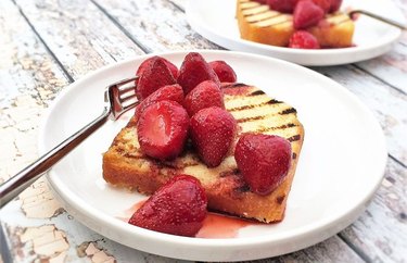 Grilled Pound Cake With Saucy Strawberries