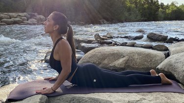 行动3:眼镜蛇姿势(Bhujangasana)