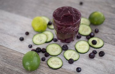 Blueberry, Cucumber and Green Tea Smoothie energizing beverages
