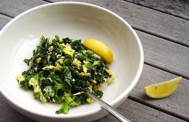 Kale Scramble Breakfast Bowl 300 calorie breakfast recipe.
