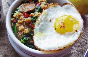 Kale, Turkey Sausage and Egg Oatmeal bloat-fighting low-FODMAP recipe.