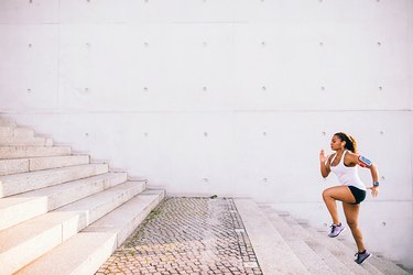 女人在锻炼。