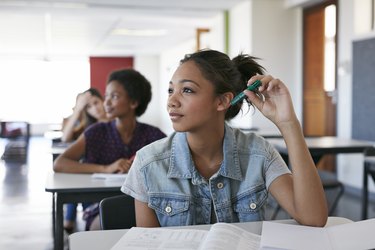 女学生在教室里向外看