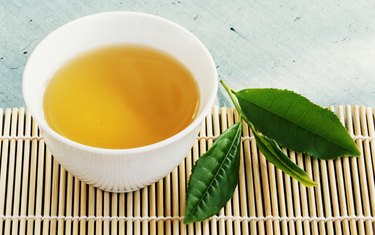 茶碗和竹席上的茶叶，特写