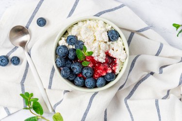 Cottage cheese with jam and fresh blueberries