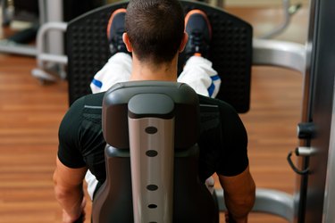 How to Avoid Back Injuries While Using a Leg Press Machine