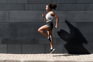 年轻女子在户外锻炼的侧面视图