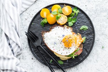 Fried egg sandwich with tomatoes