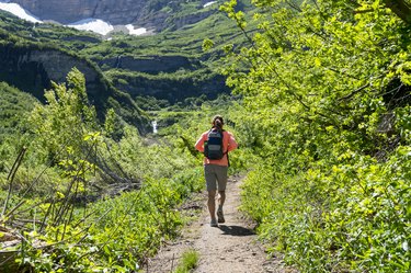 体育女模特Timpanogos山小径徒步旅行的夏天