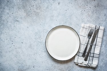 An empty plate as an example of skipping dinner to lose weight