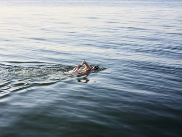 女游泳者在海里