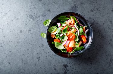 Salmon salad with baby spinach and corn salad