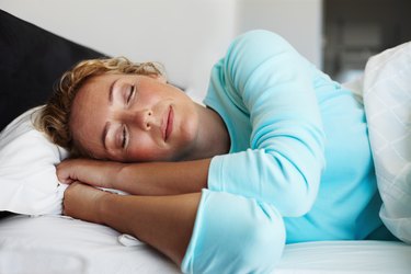 Person sleeping on their side to avoid MS night sweats or potato sweats