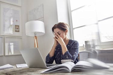 累,强调女商人在笔记本电脑在手中