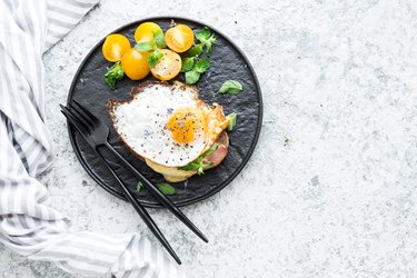Fried egg sandwich with tomatoes