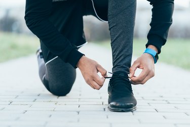 runner tying shoelaces before running for weight loss