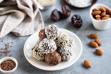 Chocolate protein balls for healthy snack.