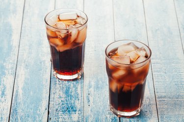 Two glasses of diet soda with ice that don't raise insulin