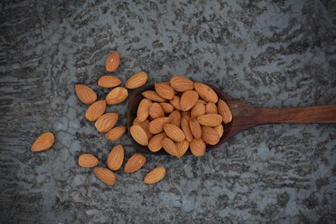 Dried almond nuts