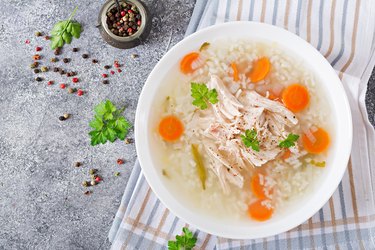 饮食鸡汤饭和胡萝卜。健康食品。平的。俯视图