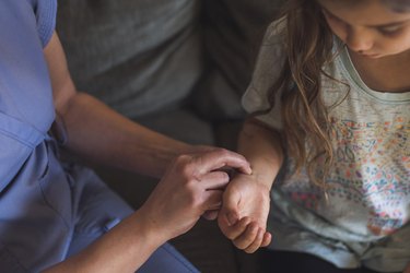 女医生检查孩子的心率或脉冲