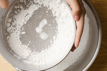 Flour with silicon dioxide