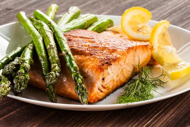 Grilled salmon with asparagus, as an example of food good for the lungs