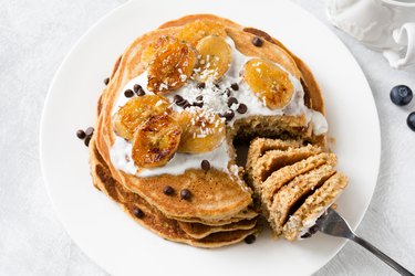 Pancakes with caramelized bananas