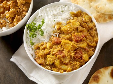 Chicken tikka masala and white rice in a bowl.