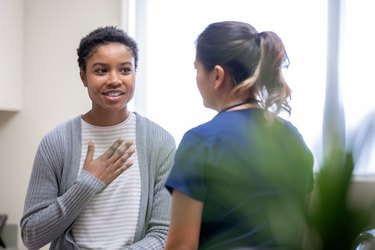 Nurse explaining good news to female patient discussing Low Blood Sodium Levels and hyponatremia