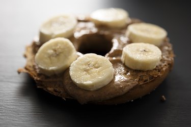 Almond butter and sliced banana on a bagel as part of a pre-marathon diet
