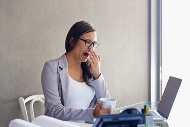 一个女人在桌上打呵欠