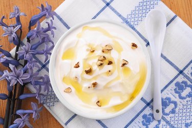 Greek Yogurt with honey and nuts for muscle building diet