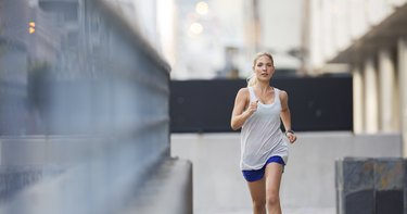 女人穿过城市的街道