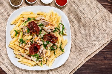 Pasta with sun-dried tomatoes and chicken