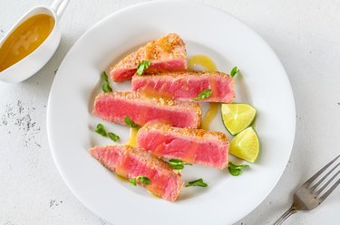Tuna steak with sesame seeds