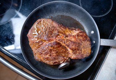 在烤箱中用肉温度计烤牛肉，以确保完美的生酮或食肉饮食的适当烹饪温度